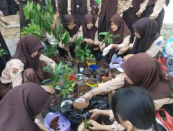 300 Pelajar SMK Duta Karya Tanam Bibit Herbal