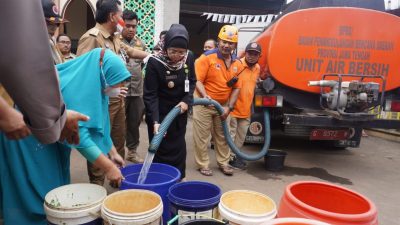 Pemkab Batang Distribusikan Air Bersih di Wilayah Kekeringan