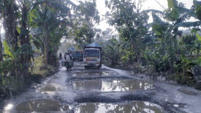 Kendaraan Tambang Perparah Kerusakan Jalan
