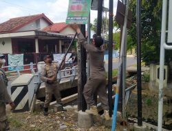 Satpol PP Pati Turunkan Puluhan Spanduk di Tepi Jalan