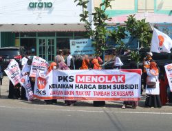 Kader PKS Turun ke Jalan Tolak Kenaikan BBM