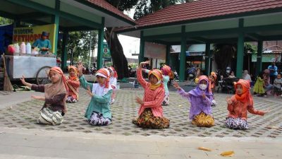 Peringati HUT Kota dan Sekolah, SDN Karangmulyo Gelar Pawai Budaya dan Pendidikan
