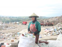 Pungut Rosokan untuk Biayai Sekolah Anak