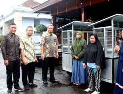 Pemkab Banjarnegara Serahkan 11 Gerobak Dagang untuk PKL