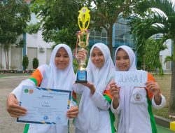 Pelajar SMK Duta Karya Kudus Sabet Dua Piala Juara I di World Pharmacy Day