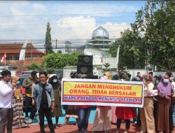 Datangi Pengadilan Negeri Pati, Puluhan Orang Tuntut RH Bebas