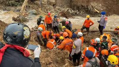 Ditemukan Berpelukan, Begini Proses Evakuasi Jenazah Ibu dan Anak-anaknya Akibat Gempa Cianjur