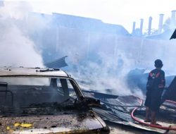 Tersambar Petir, Gudang Mebel di Jepara Hangus Terbakar