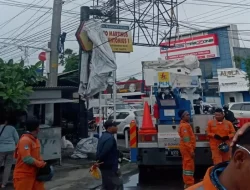 Jawa Tengah Diterpa Angin Kencang Puting Beliung, Kota di Jalur Pantura Mati Listrik