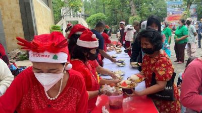 Gereja St Theresia Bongsari Semarang Bagikan Makanan Gratis di Momen Hari Ibu