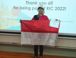 Siswa MTsN 1 Pati Kibarkan Merah Putih di Singapura