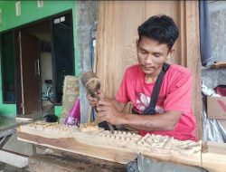 Tetap Produksi Ukir di Tengah Rendaman Banjir