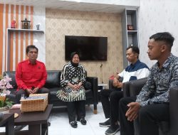 Risma Berikan Bantuan bagi Keluarga Korban Banjir di Semarang