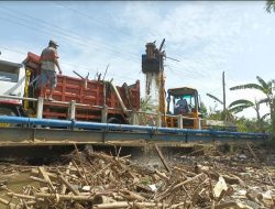 Warga Patungan Bersihkan Sampah Pasca Banjir