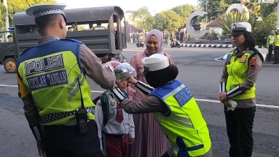 Polres Kudus Bagi-bagi Helm Gratis
