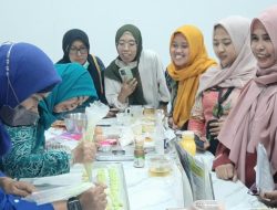 Pelaku UMKM Rembang Dibekali Pembuatan Kue Kering