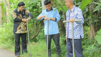 Gandeng Dinas Lingkungan Hidup, Tim KKN UIN Walisongo Buat Lubang Resapan Biopori