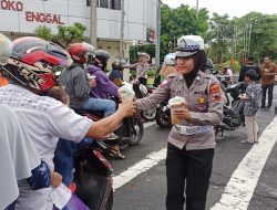 Polresta Pati Bagikan Ratusan Takjil ke Masyarakat