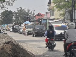 Perbaikan Jalan Desa Tanjungkarang Akibatkan Kemacetan