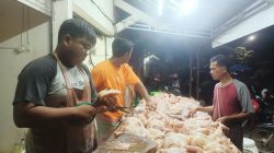 pedagang daging ayang broiler Pasar Dua Jepara