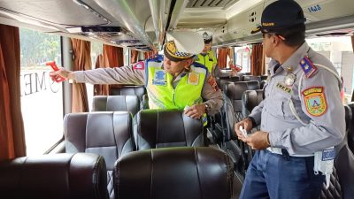 Polres Kudus mengecek kelayakan armada AKAP dan travel di Terminal Induk Jati Kudus