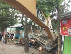 Terindikasi Aktivitas Esek-esek, Puluhan Warung di Jalan Boulevard Jati Wetan Dibongkar