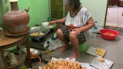 Sri Sudarmi saat membuat menu takjil