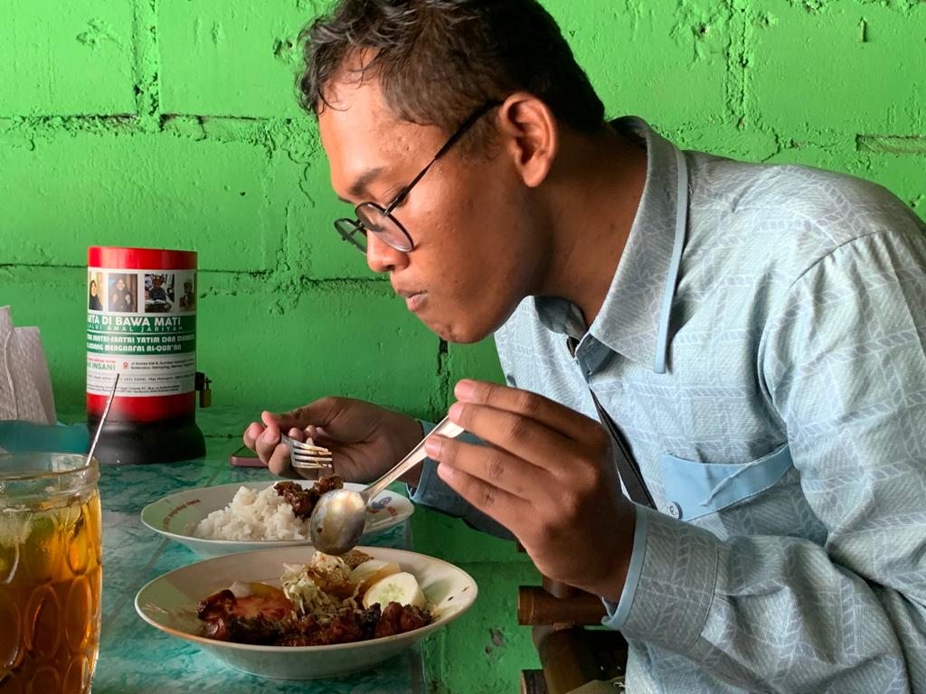 menyantap sate kambing cinta rasa