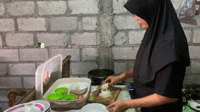 Ibu aris sedang menyiapkan soto daging sapi
