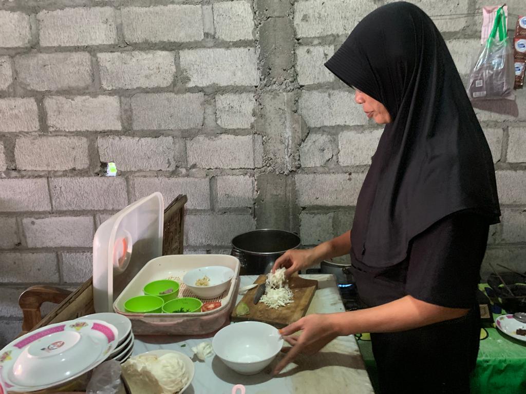 Ibu aris sedang menyiapkan soto daging sapi