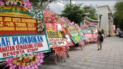 karangan bunga di depan Balai Kota Semarang