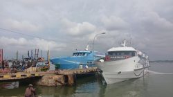 kapal penyeberangan ke Karimunjawa tengah bersandar di Pelabuhan Kartini