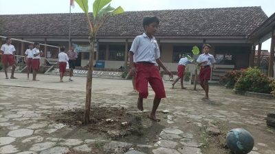 halaman SDN Dukuhseti 02 yang ditanami pisang