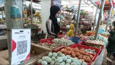 Dewi Lestari, salah satu pedagang telur di Pasar Manis