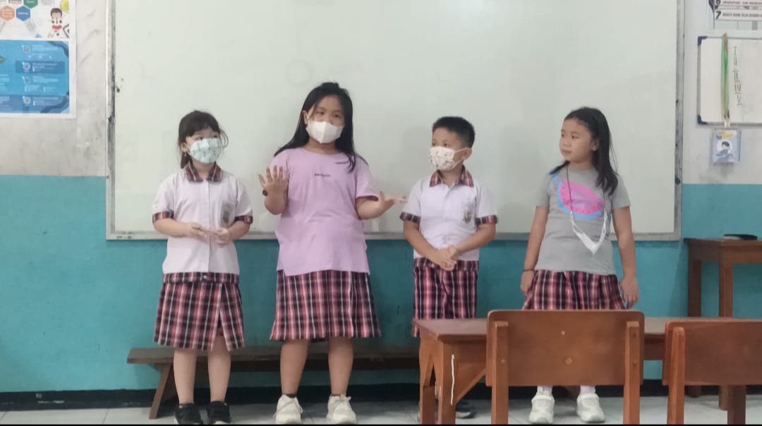 siswa dan siswi sekolah dasar (SD) Cahaya Nur sedang berlatih public speaking