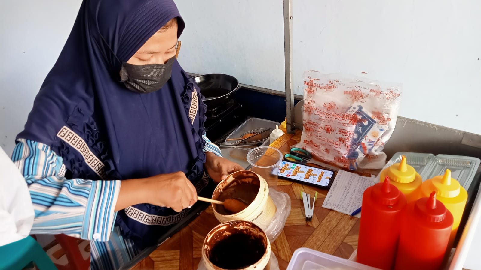 Chira Roshiany, pemilik outlet corndog “Chesmol”
