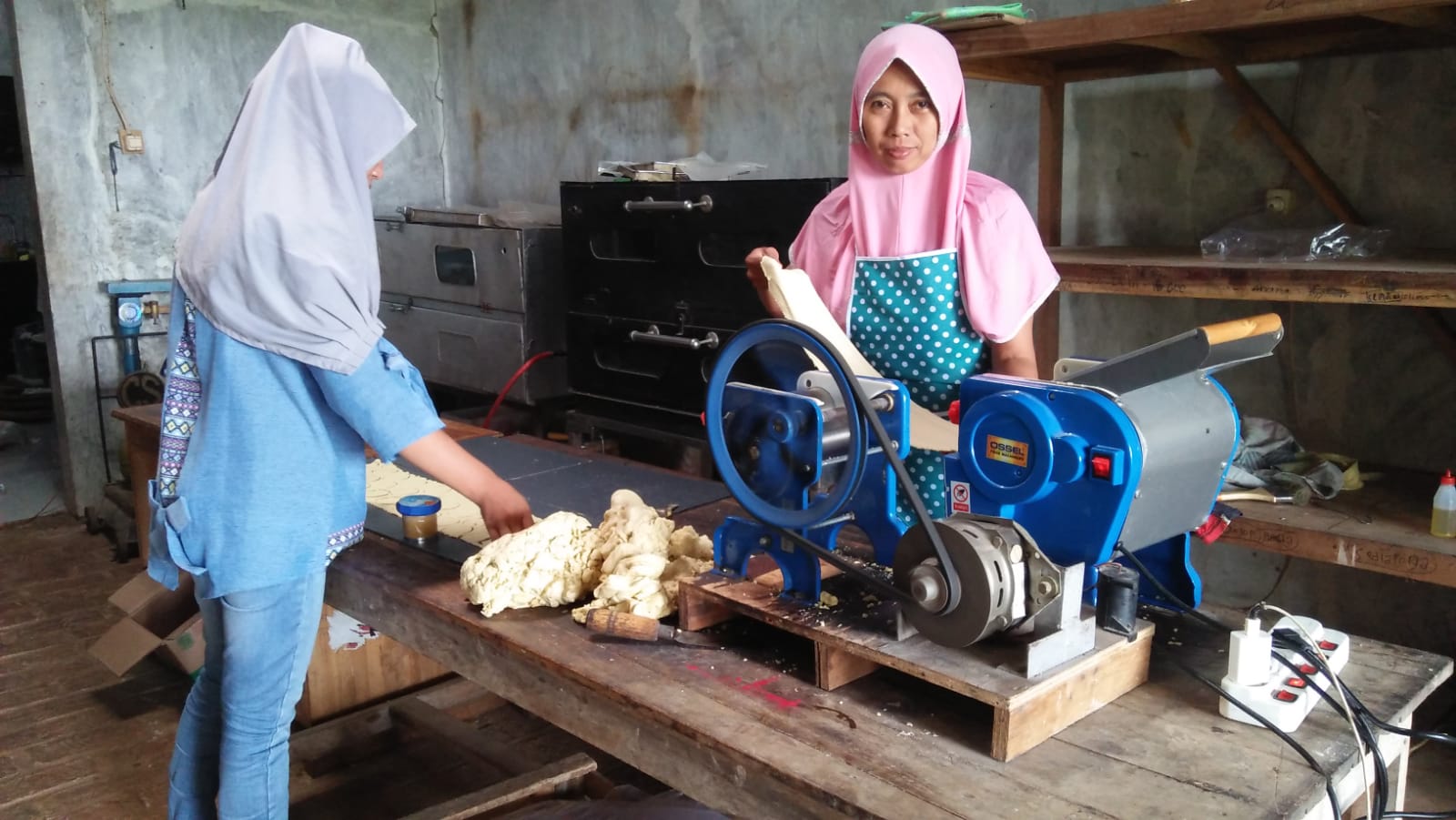Sri Mulyani sedang memproduksi kue kering