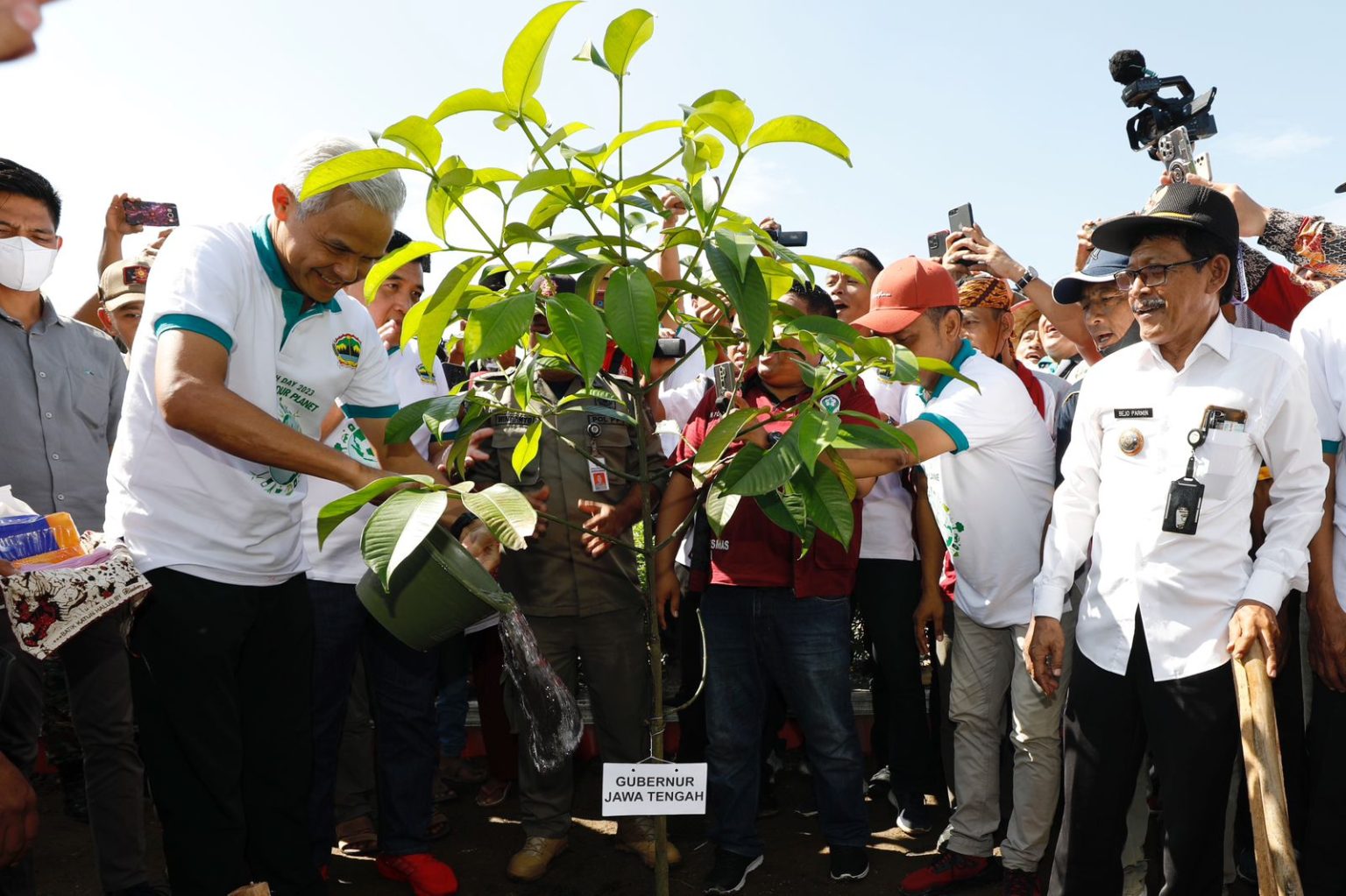 Gubernur Jawa Tengah Ganjar Pranowo saat menanam pohon