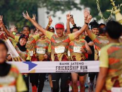 Serunya Lari Bareng Ganjar di Bank Jateng Friendship Run 2023