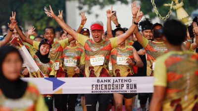 Serunya Lari Bareng Ganjar di Bank Jateng Friendship Run 2023
