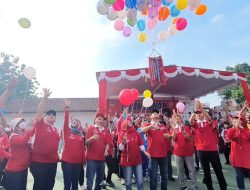 Meriahkan Hardiknas, Ribuan Tenaga Pendidik Banyumas Ikuti Jalan Sehat