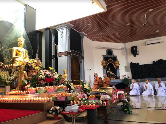 Persembahyangan detik-detik waisak di Vihara Tanah Putih Semarang