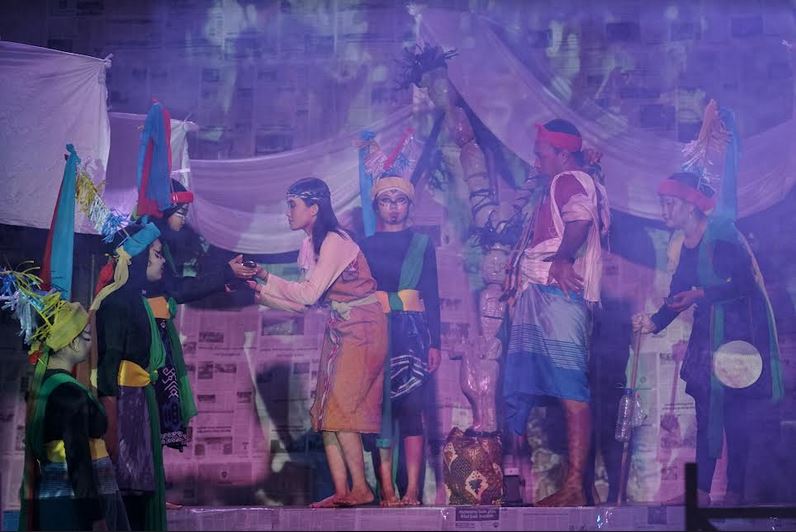 adegan pentas teater yang digelar KBPW dan Teater Jiwa PBSI UMK dalam menyoroti isu perempuan