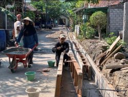 Perbaiki Saluran Drainase lewat Program Padat Karya