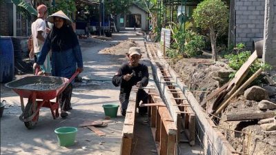 membangun drainase program Padat Karya Disnakertrans Bantul