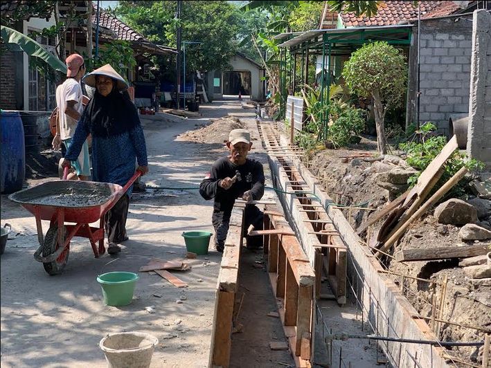 membangun drainase program Padat Karya Disnakertrans Bantul