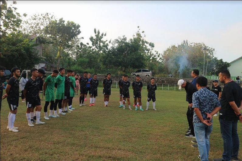 pemain mengikuti trial Persipa Pati di lapangan sepakbola Sukoharjo