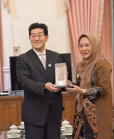 Delegasi dan Walikota Tono City melakukan Foto bersama Bupati Purbalingga