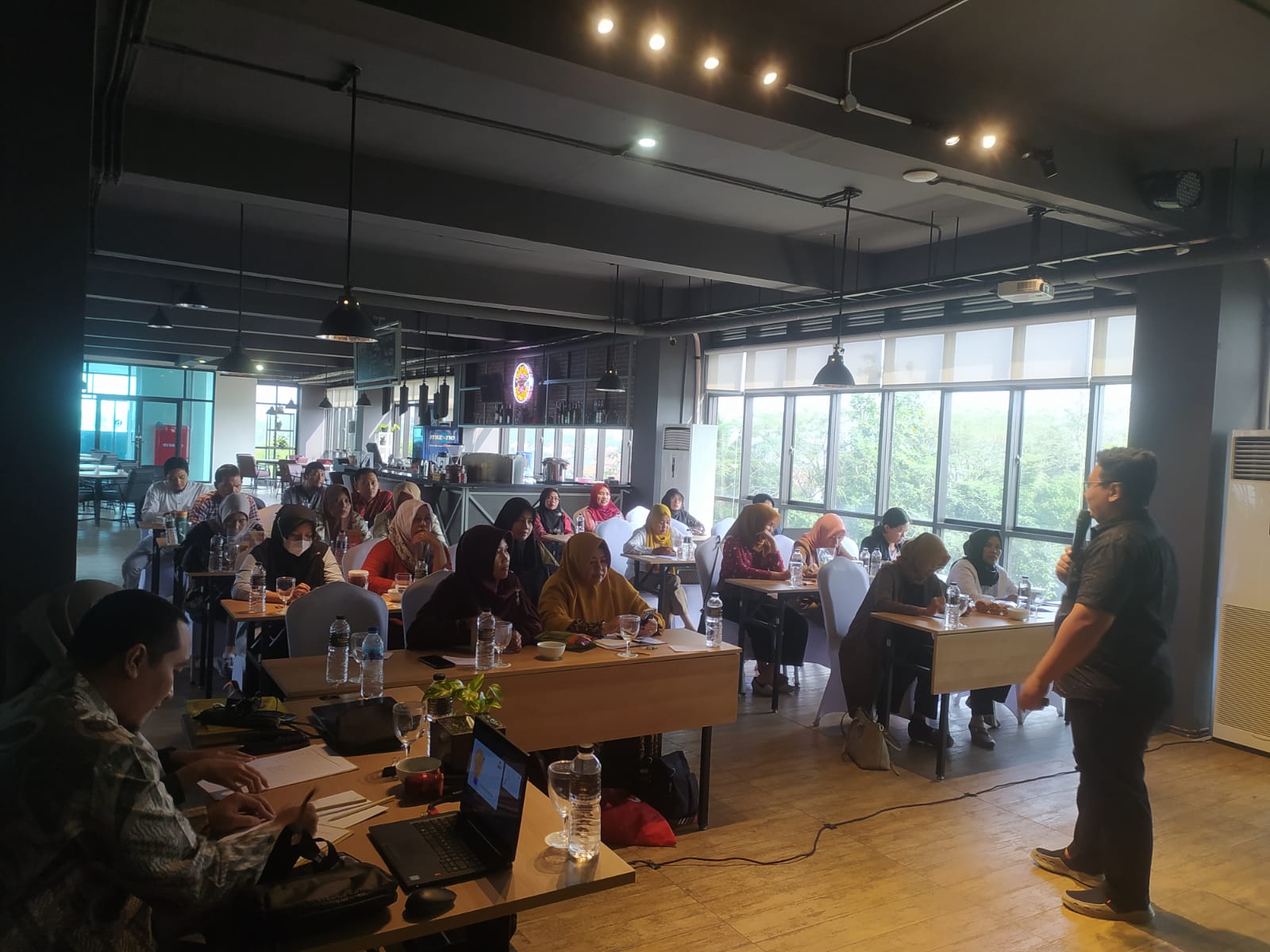 UMKM Purbalingga mengikuti pelatihan Peningkatan Akses Pembiayaan Digitalisasi dan Literasi Keuangan di Hotel Braling Purbalingga