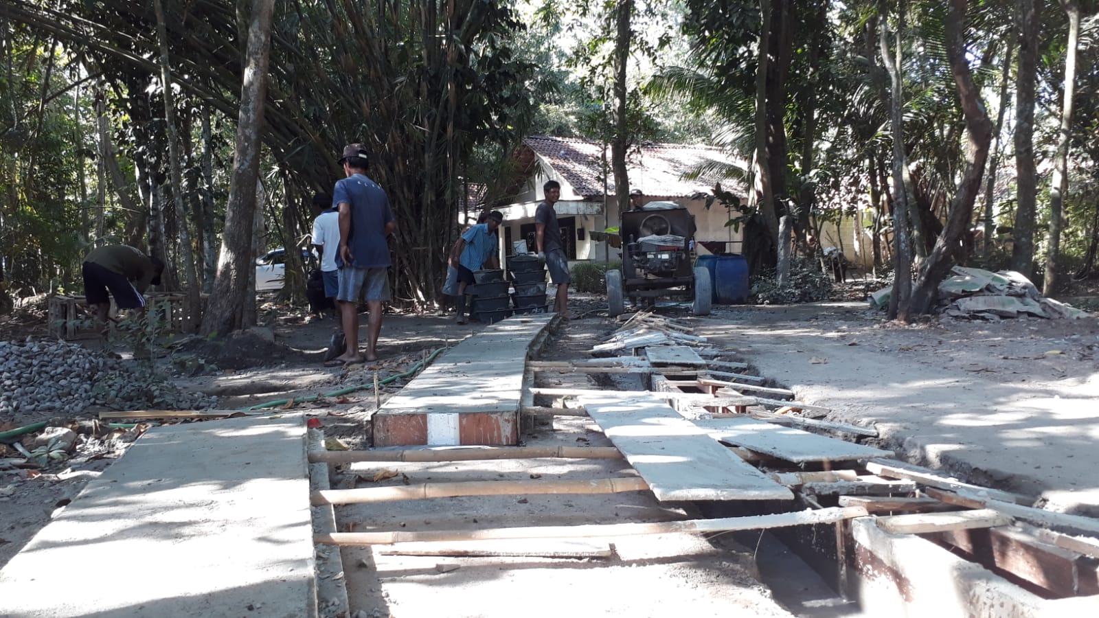 pengerjaan proyek Padat Karya oleh masyarakat